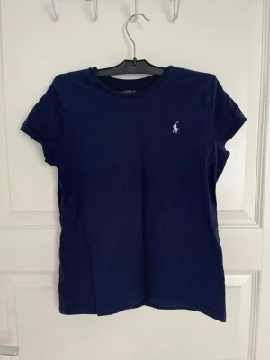 T-shirt från Polo Ralph Lauren - Säljer denna T-shirt från Ralph Lauren i fint skick. Hör gärna av dig vid frågor.