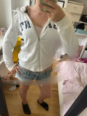 Vit hoodie Gant🤍🤍 - Vit zip up hoodie från Gant i storlek XS. Hoodien har en luva med två fickor framtill. Går att styla till det mesta och har även ett bekvämt material och passform. Tröjan har en fläck på ena armen och en liten fläck precis vid ena fickan (borde gå att ta bort) men annars är den en jättefin tröja. 