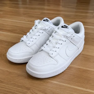 Vita Nike Dunk Low sneakers - Brand new Nike Dunk Low Triple White. Size: EU 42. Never worn. No box. Clean and ready to wear. Fast reply and can meet in Malmö or ship. Message me if you have any questions.