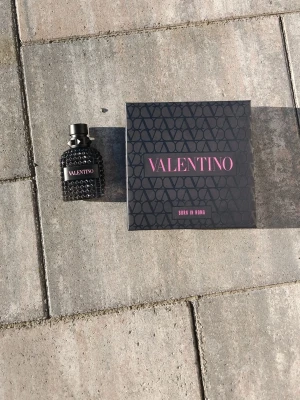 Valentino parfym💸 - Jag säljer min  Valentino parfym har bara sprutat 10 sprut med parfymen . Jag köpte den på kicks. Parfym kommer med origina låda och ör 100% äkta.