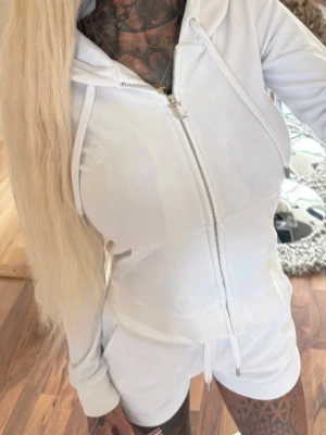 Juicy couture set - Vitt juicy set, hoddie + shorts, båda i storlek XS 💋 ▪️ TikTok: Ginise  