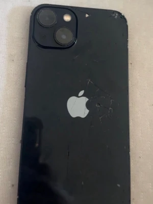 Svart iPhone med dubbla kameror - Säljer en svart iPhone med stilren design och dubbla kameror på baksidan. Telefonen har Apples logga i silver och en slät baksida i glas. Perfekt för dig som gillar klassisk och enkel look på mobilen.