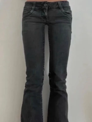 Low waist bootcut jeans - Säljer ett par mörkgrå bootcut jeans med låg midja. Säljer pga att de är snäppet för små för mig och då inte kommer till användning. Skulle säga att de är en mindre 38 strl❣️