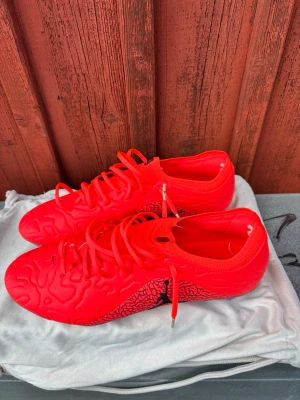 Röda Nike fotbollsskor med mönster - Limited edition fotbollskor nike x jordan