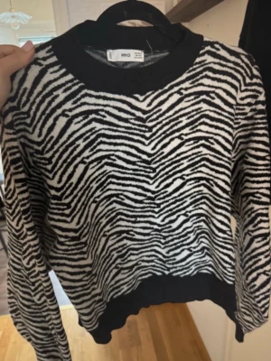 Zebra tröja - Stickad tröja från mango med zebra ränder, knappt använd så superfint skick och inga defekter 💕