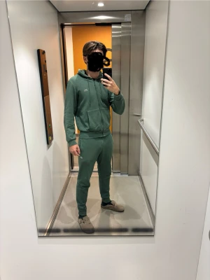 Lacoste tracksuit - En skön tracksuit från Lacoste i bra skick. Köpt från Lacoste hemsida. Inga skador. Tveka inte att fråga om mer bilder eller eventuella funderingar.