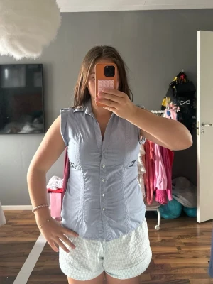 Blå skjorta - Kommer sälja denna snygga skjorta på min plick liveshow söndag 23/8 19:00 där man kommer se plagget närmare 💌
