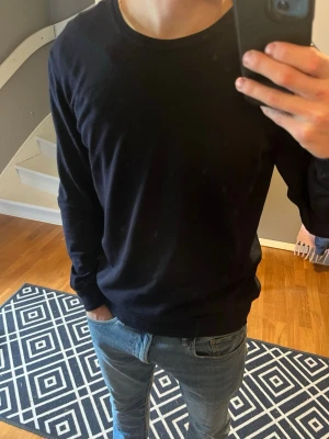 Mörkblå tröja från Oscar Jacobson - Säljer en mörkblå tröja från Oscar Jacobson i mycket bra skick. Storleken är M och modellen på bilden är 180cm. Hör av er vid frågor!