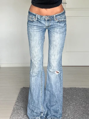 Jeans - Midjemått: 40cm rakt över, innerbenslämgd: 81cm 💗