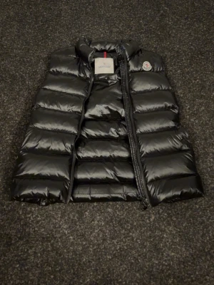 Svart dunväst från Moncler  - Moncler väst äkta jag är 177 och den är lite liten för mig