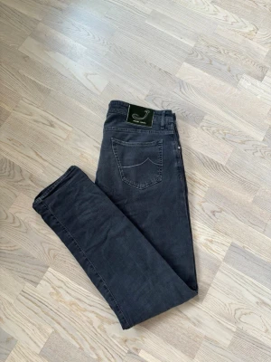 Svarta Jacob Cohen jeans w34 - Superfina populära och eftertraktade Jacob Cohen jeans i w34 säljes. 110 cm total längd och 46 cm breda i midjan. Inga hål eller fläckar i utmärkt skick och tveka inte vid minsta fråga eller fundering!
