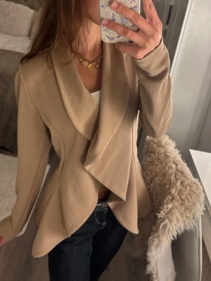 Beige draperad cardiganjacka / kofta - Supersnygg beige cardigan jacka/kofta som är från fashionnova💕