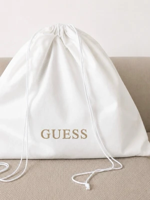 Vit och svart handväska från Guess - Elegant och stilren handväska från GUESS i en exklusiv Birkin-inspirerad modell. Väskan är använd endast en gång och är i mycket fint skick. Det finns en liten skrapa på den vita framsidan (se bild), men i övrigt är den mycket välbevarad.  En rymlig och klassisk modell med flera praktiska fack och dragkedjeficka. Avtagbar och justerbar axelrem ingår, vilket gör att väskan kan bäras både i handtagen och över axeln. Original GUESS-dustbag medföljer.  🤍 Färg: Vit/grå med silverfärg