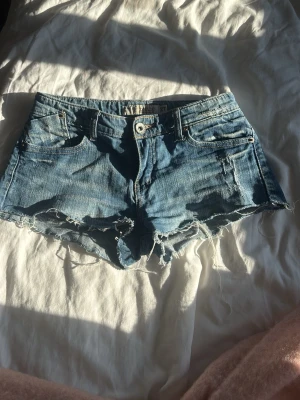 Blå jeansshorts - Säljer ett par blå jeansshorts från en marknad 