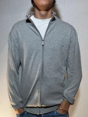 Saint Hilaire kofta M - Hej och välkommen till byTorén. Detta är en kofta från Sailt Hilaire i storlek M med normal passform. Modell på bild är ca 182, 67kg. Plagget är i bra skick utan några defekter. Tveka inte på att höra av dig, även om det skulle vara minsta lilla;)