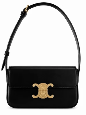 Svart axelremsväska från Celine - Stilren svart handväska från Celine i slätt läder med justerbar axelrem. Väskan har ett ikoniskt guldspänne framtill med Celines logga och Paris-gravyr. Klassisk rektangulär form som ger en tidlös look och passar till många outfits.