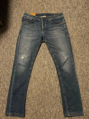Dondup George Jeans  - Tja säljer nu dessa riktigt snygga Dondup jeansen i storlek 33 där nypriset är cirka 4000kr och modellen är George, skick 9/10 vid minsta lilla fundering så är det bara att höra av sig! 