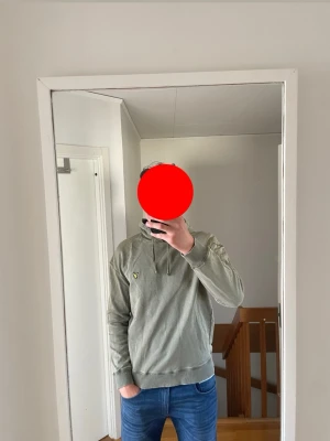Lyle and Scott hoodie - En grön Lyle and Scott hoodie. Den är stil ren och i ett mycket bra skick. Men även bra till den kalla hösten och vintern