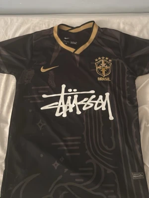  Brasil tröja  - Säljer en svart Brasil fotbollströja i storlek S.