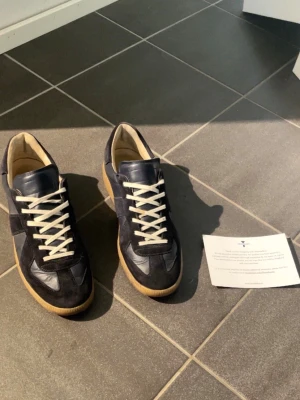 Oliver cabell Gats - Snygga mörkblå sneakers i mocka och läder med beige snören. Skorna har en stilrena detaljer som passar till många olika outfits. Perfekta för dig. Jag betalade 200 euro för dessa. Fråga vad som helst. 