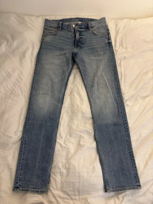 Weekday jeans - Säljer ett par raka ljusblå jeans som inte är använda.