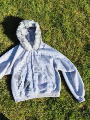 Hoodie med fluffig luva - Kort i ärmarna för mig, men den e nice annars. Antagligen en del polyester i blenden