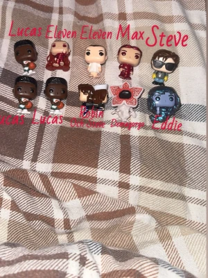 Kinder joy stranger things dockor - Säljer mina stranger things figurer. Ni ser alla i bilderna. Pris kan diskuteras. Om det är något så är det bara att höra av sig, om ni vill ha t.ex fler bilder eller mer info etcetera.
