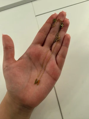 Edblad initial halsband  - Säljer då den inte kommer till användning. Endast använd 1-2 gånger. Nypris är 350kr!