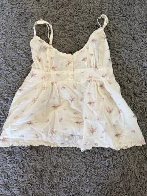 Vit blommig topp Brandy Melville - aldrig använts 