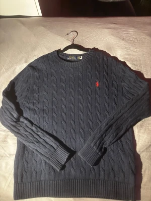 Blå tröja Ralph lauren  - Säljer en blå kabelstickad tröja från Ralph lauren. Mycket fin i storlek S. Använd ett tag men sparsamt, inga defekter. Hör av dig vid funderingar🙏🫶