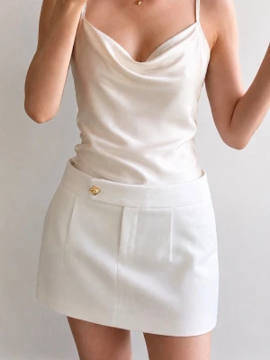 Zara – Vit skort med gulddetalj | Strl 34/36 - Elegant vit skort från Zara med fin guldfärgad detalj i linningen. Den ser ut som en kjol framifrån men har shorts baktill. Perfekt när man vill ha den dressade kjolkänslan men ändå kunna röra sig bekvämt.  - Storlek 34 – passar även 36 - Vit - Guldfärgad knapp framtill - Skort (kjol fram, shorts bak) - Mycket bra skick - Ordinarie pris: ca 450 kr  Superfin att matcha med en enkel topp, skjorta eller linne, lika snygg till vardags som till fest.  📦 Skickas välpackad Hör gärna av dig vid frågor!