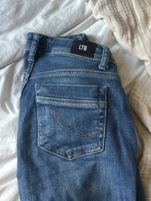 Blå jeans från LTB med raka ben - Snygga blå jeans från LTB lågmidjad midja och bootcut, superfina och bra kvalité. Mörkblåa med detaljer på fickorna. Säljer då de inte kommer till användning 💓ordinarie pris 700kr