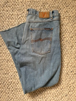 Nudie jeans - En par gritty Jackson nudie jeans. De är nästan aldrig använda, den enda defekten är att de är avklippta längst ner. De är W32 och ungefär L32!