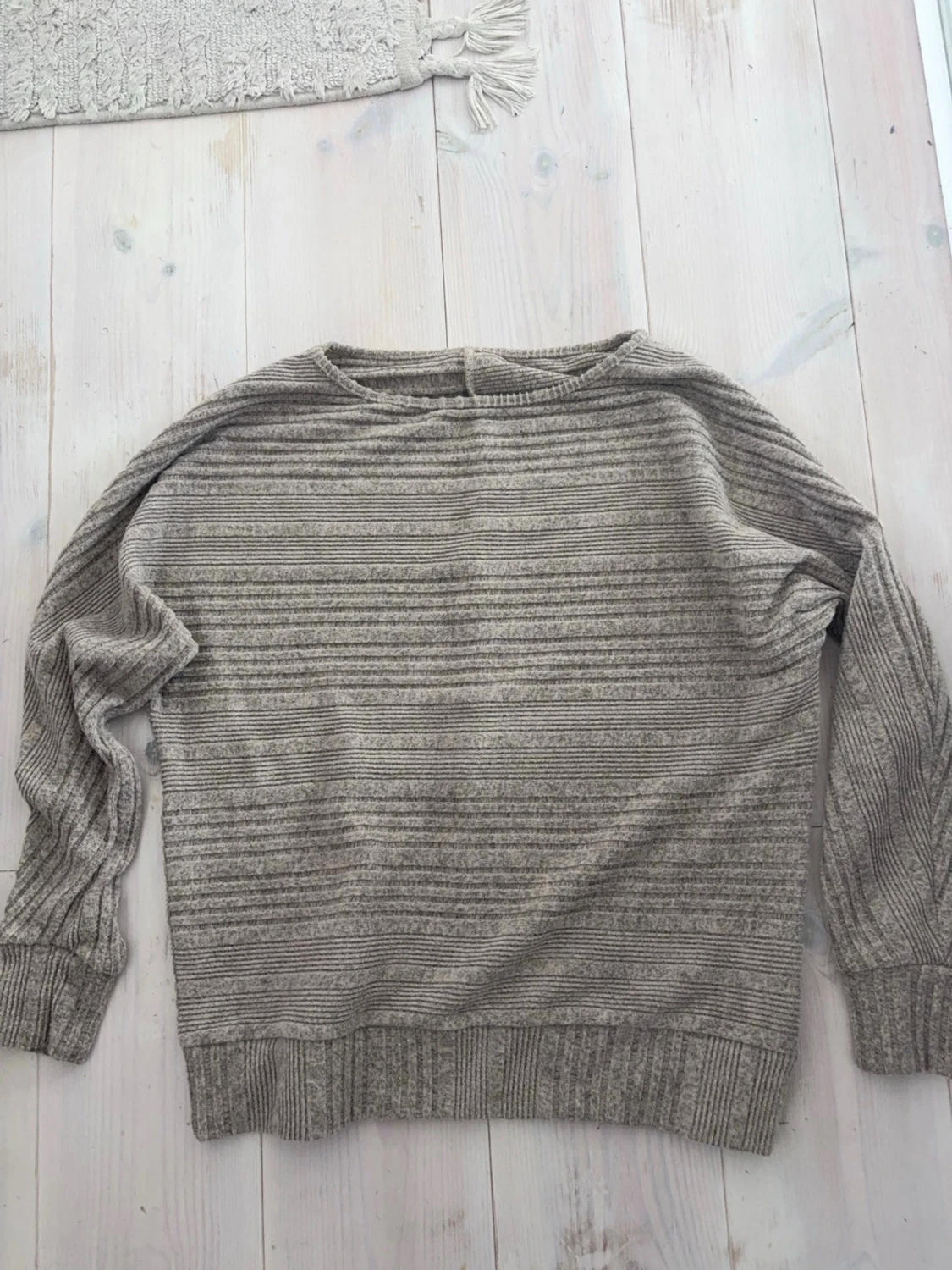 Beige ribbad stickad tröja - 1