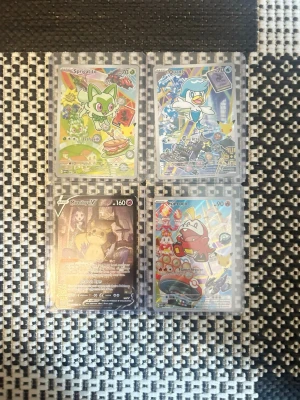 Fyra Pokémonkort i plastfickor - Säljer ett set med fyra Pokémonkort: Sprigatito, Quaxly, Fuecoco och Mimikyuv. Korten har färgglada motiv och ligger i genomskinliga plastfickor. Perfekt för samlare eller Pokémonfans som vill utöka sin samling.