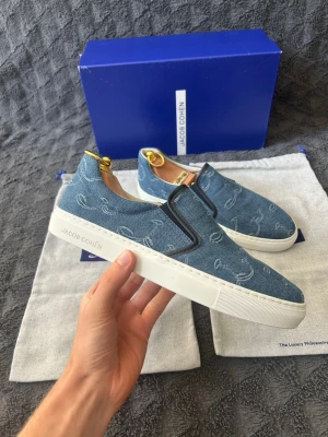 Blå slip-on sneakers från Jacob Cohën - As feta Jacob Cohën slip on loafers i ny skick direkt ur box 10/10✅. Storlek: 42. Box och påsar medföljer och de är aldrig använda. Hör av dig om du har några frågor priset är inte satt i sten!