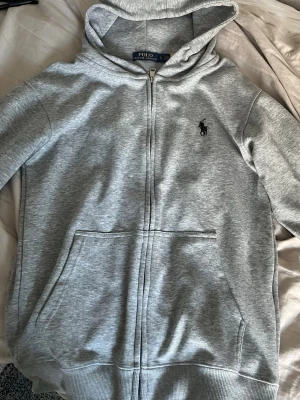 Grå zip hoodie från Polo Ralph Lauren - Grå ralph lauren hoodie. Storlek S