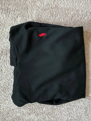 Polo Ralph lauren hoodie  - Säljer nu denna snygga polo Ralph lauren holdie! Helt ny aldrig använd! Storlek m! Nypris 2200 mitt pris endast 650!