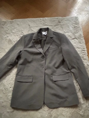 Grå kavaj - Grå kavaj oversized från NAKD, storlek 34💗använd en gång!