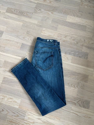 Otroliga dondup George jeans w34 - Superfina populära blå Dondup George jeans säljes i w34. 105 cm total längd och 45 cm breda i midjan. Otroliga jeans och grym passform perfekta för alla tillfällen! Jättefint använt men bra skick och tveka inte vid minsta fråga eller fundering!