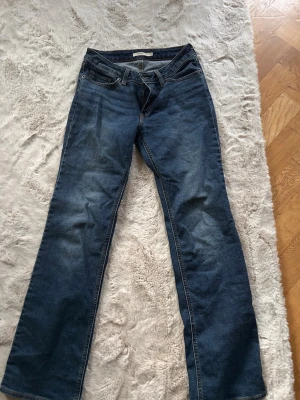 Superlow waist Levi’s - Säljer ett par superlow waist levi’s jeans i storlek 27, använda en gång💗