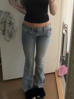 True Religion jeans - Säljer ett par True Religion jeans i modellen joey som tyvärr har blivit för stora, de är lite slitna längst ner men annars inget fel💗skriv vid frågor eller flera bilder💗pris kan diskuteras vid snabb affär💗