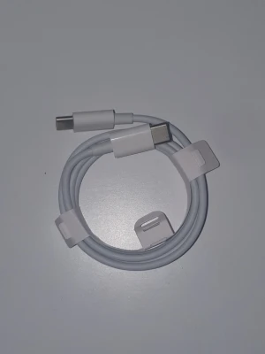 Iphone och Samsung laddare USB-C till USB-C-kabel - USB-C till USB-C-kabel för laddning och dataöverföring.  Passar både Iphone och Samsung Längd: 1m Helt ny och oanvänd