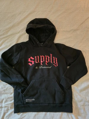 Supply & Demand hoodie - Supply & Demand huvtröja i storlek "EU AGE 12-13" från JD Sports. Fint skick