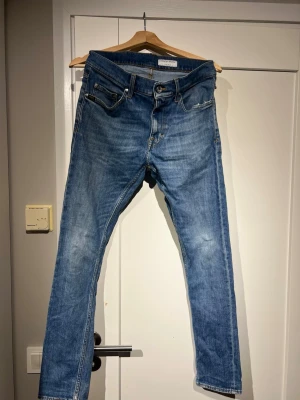 Tiger Of Sweden Jeans - Säljer nu ett par riktigt feta tiger of sweden jeans i riktigt bra kvalitet! Jeans är i riktigt bra skick, finns endast en liten slitning vid ena back fickan som man inte tänker på alls(syns bara om man tittar riktigt noga)🤩 L32 W28