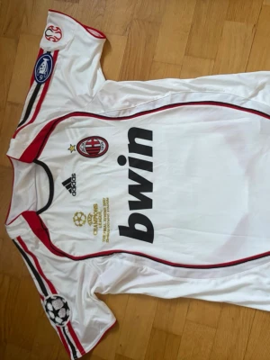 Milan fotbollströja  - Milans kit 2007 då dem vann Champions League, namn bakom är Kaka som även vann ballon dor det året, storlek S