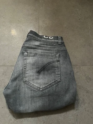 Dondup George  - Tjena! Säljer dessa Dondup George 32 som är i färgen grå. Dessa är i bra skick. Enda stora effekten är slitningen på knät som är ett hål se bild. Vid frågor kontakta mig😀😀🙌🙌