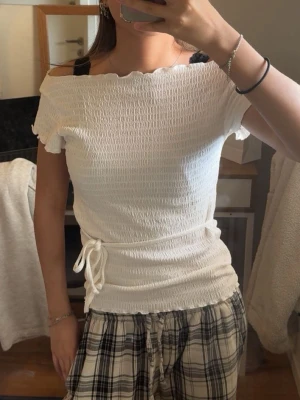 Off shoulder topp - Off shoulder topp med Knut, du kan knyta den hur du vill själv. Aldrig använd