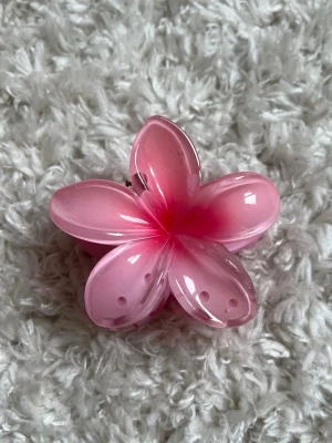 Hårklämma  - Superfin hårklämma, köpt på ASOS för 99kr. Har även en i en annan färg till salu i annan annons 🌸  🩵 Se gärna mina andra annonser då jag erbjuder 50% bundle rabatt 🩵