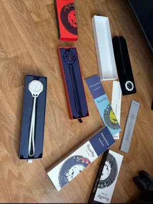 Swatch x Audemars Piguet Royal Oak - Säljer en Swatch x Audemars Piguet Royal Oak klocka med svart urtavla och vit ram. Klockan har ett svart silikonband och tydliga detaljer runt boetten. Kommer med originalförpackning och tillbehör.